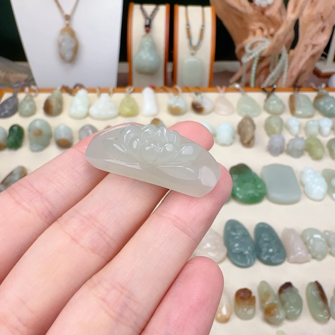 和田玉未镶嵌颈饰羊**辉