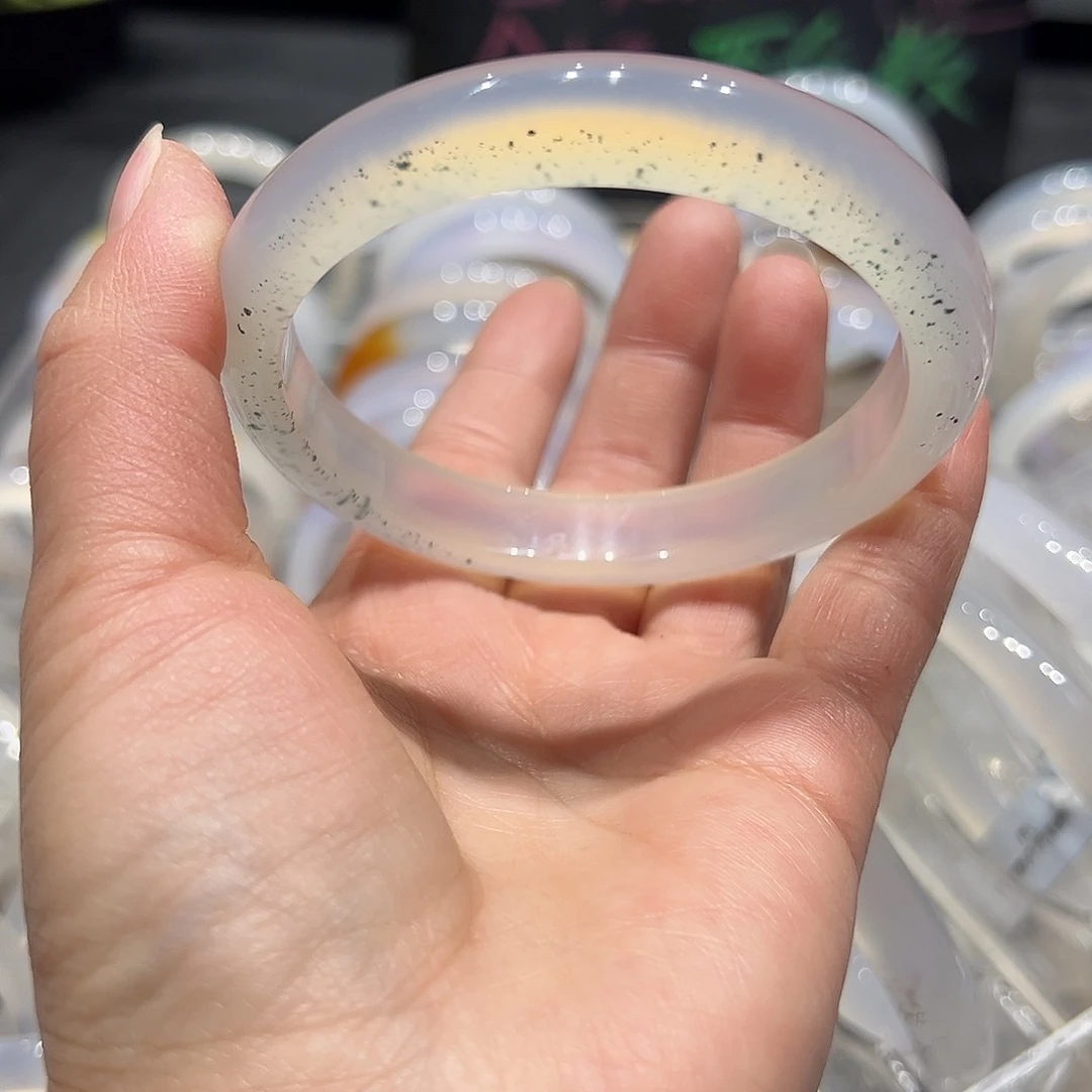 嘉****玛瑙/玉髓未镶嵌手镯