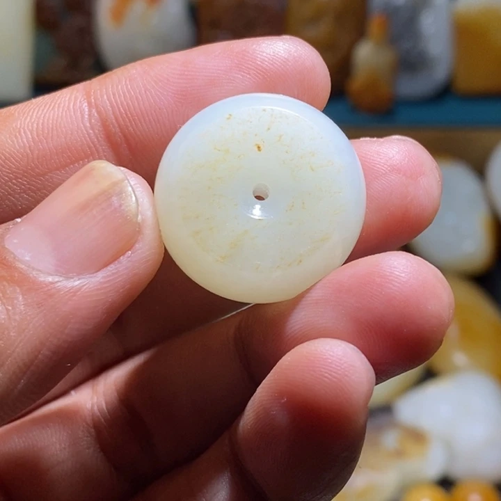 和田玉未镶嵌颈饰平安扣