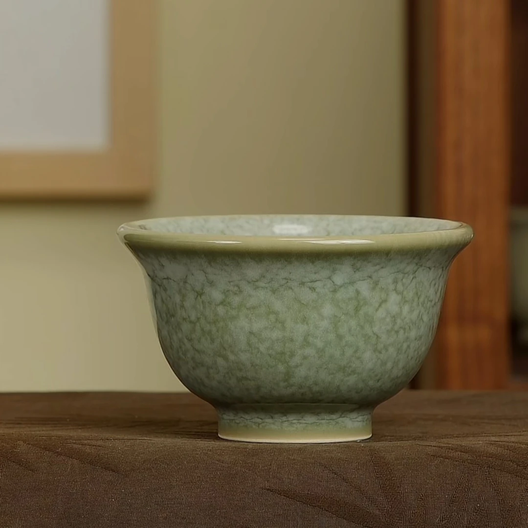 青釉飘花厚胎压手杯雪花釉新款陈卫武龙泉青瓷主人杯手工茶杯