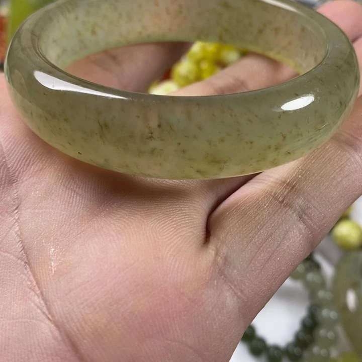 岫玉未镶嵌颈饰手镯