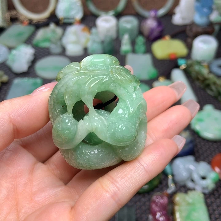 翡翠挂件未镶嵌……