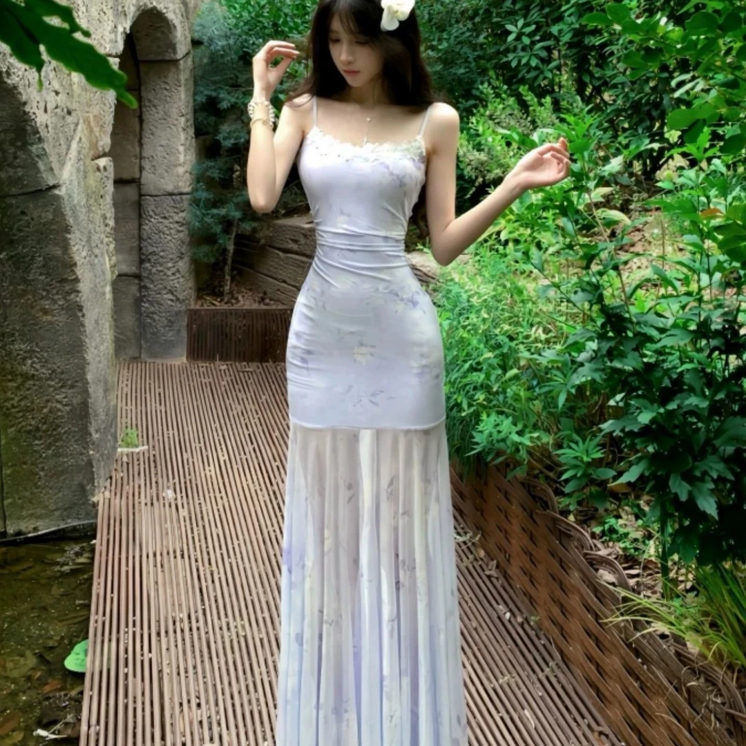 法式辣妹多巴胺穿搭蓝色蕾丝拼接印花网纱吊带裙海边度假包臀长裙