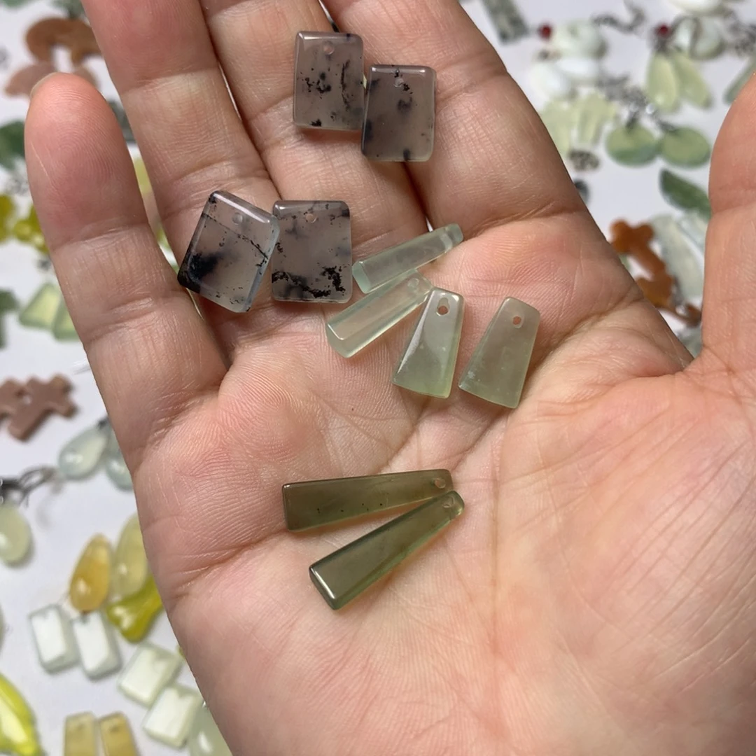 短***J蛇纹石玉未镶嵌耳环