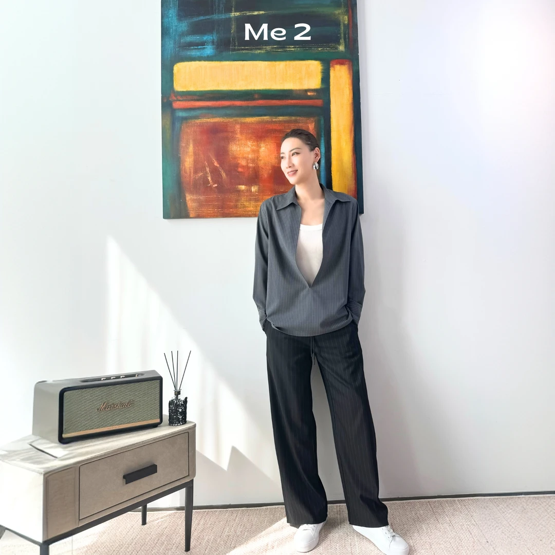 Me 2 可水洗绵羊毛简约宽松深V侧开衩衬衣女2025早春