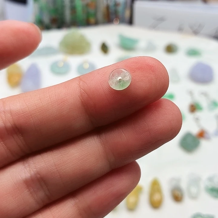 姜***柒颈饰未镶嵌翡翠平安扣