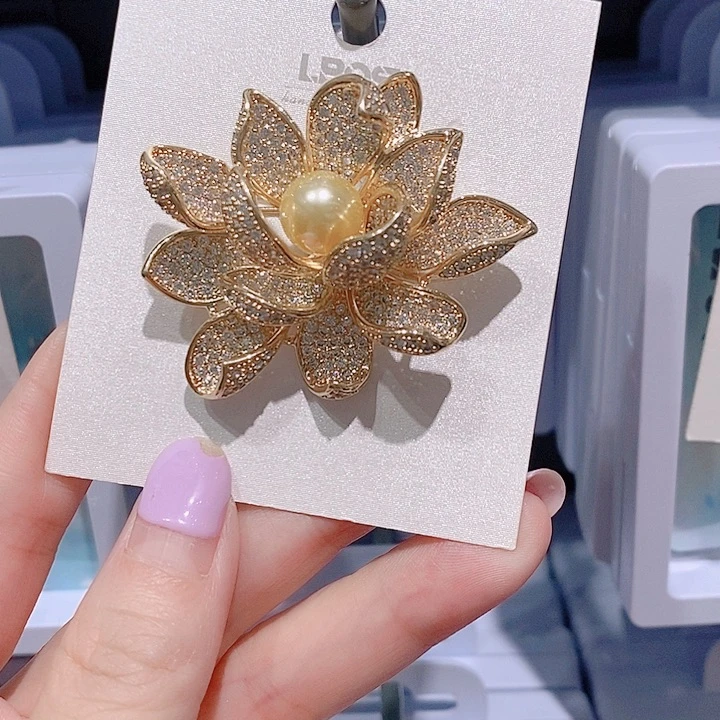 锆石铜合金莲花胸针