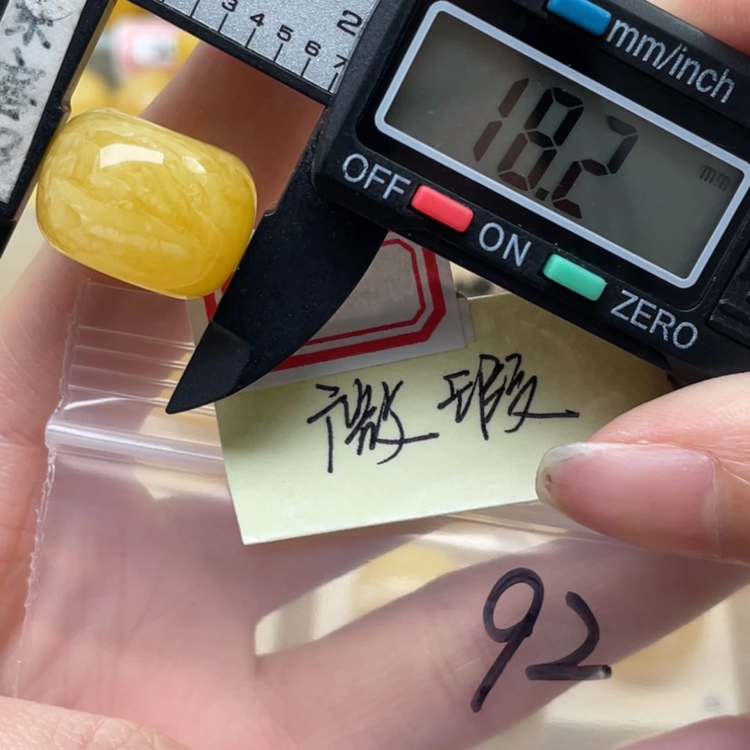 蜜蜡裸石未镶嵌大瑕