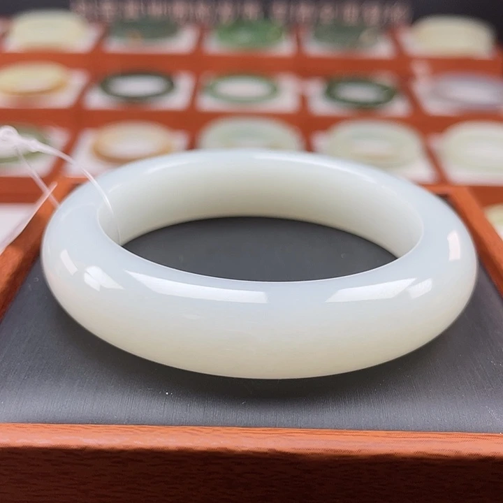 和田玉手镯未镶嵌羊脂级别羊羔油