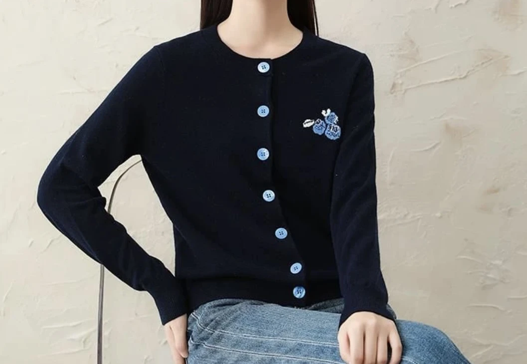 E009鄂系新品女春秋树懒提花蓝莓羊绒开衫