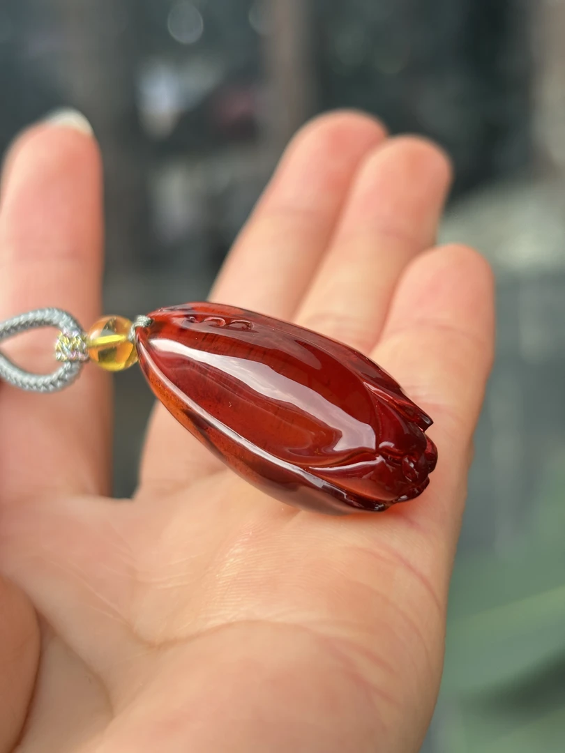 玉兰花花苞吊坠，缅甸天然琥珀。重5.5克 规格：37、17、14.6m m