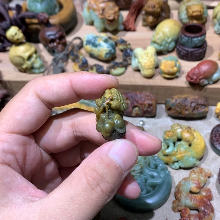 未镶嵌岫岩河磨玉（透闪石质玉）挂件