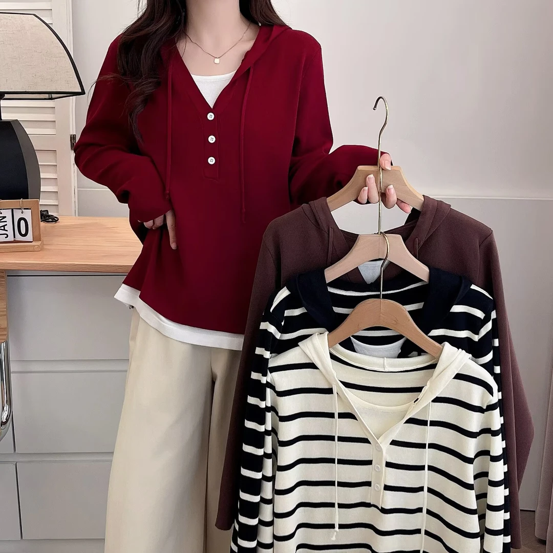 胖mm洋气大码女装假两件宽松显瘦条纹短款毛衣正肩百搭通勤上衣