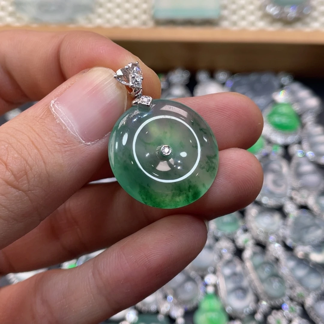 翡翠18K金镶嵌颈饰平安扣