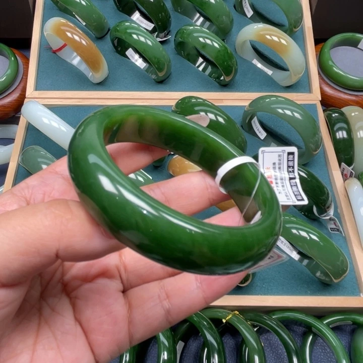 和田玉未镶嵌手镯