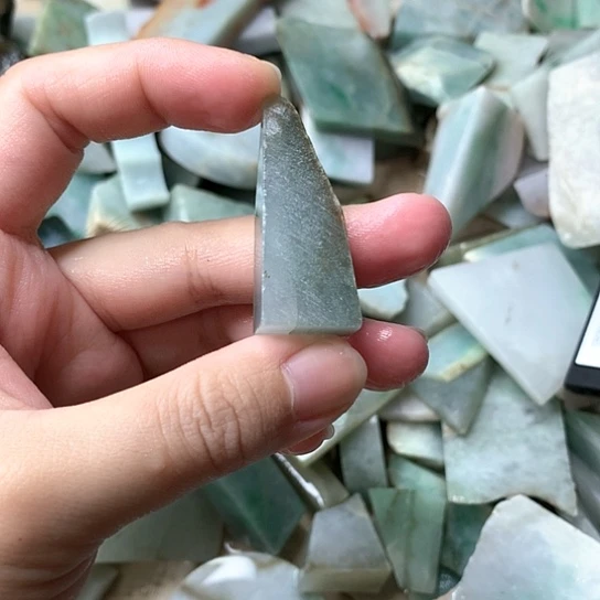 翡翠挂件未镶嵌谢**谢翡翠原石