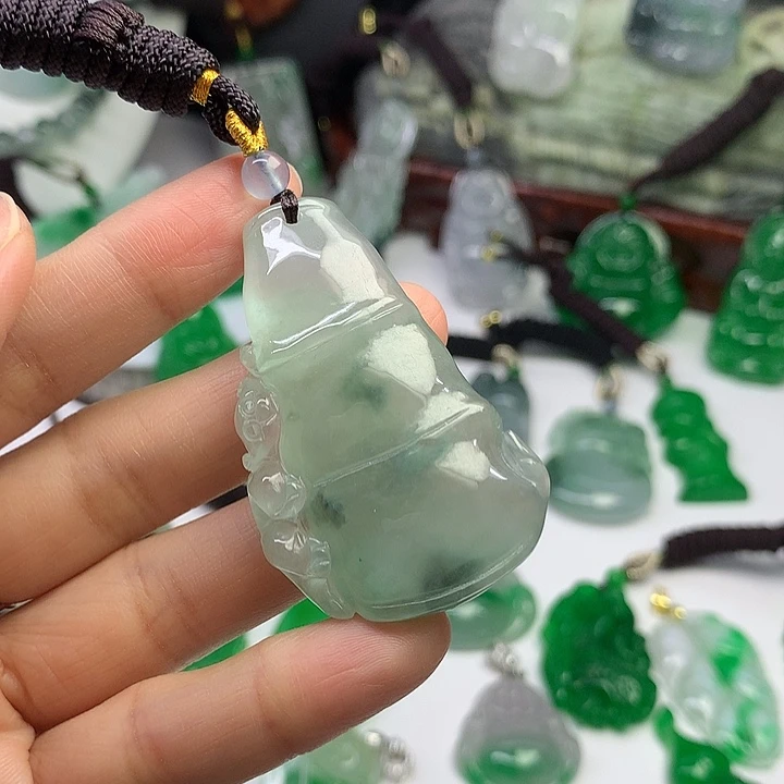 翡翠未镶嵌吊坠(赠链)