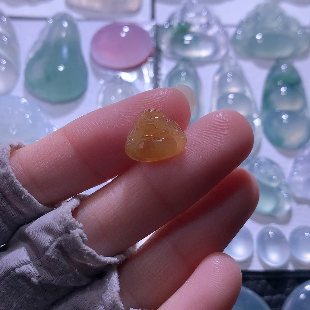 翡翠未镶嵌颈饰佛