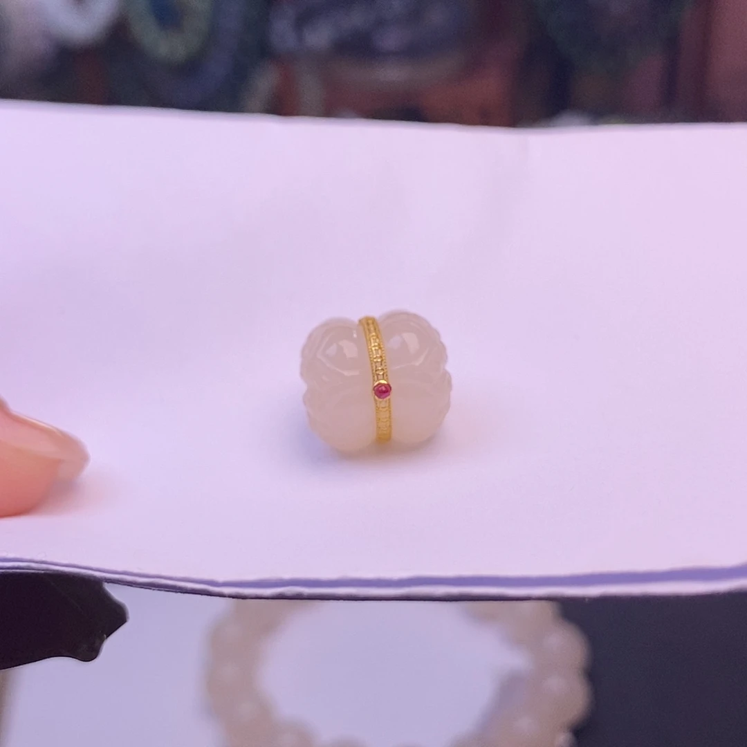 和田玉未镶嵌颈饰浓藕粉金镶并蒂莲12mm