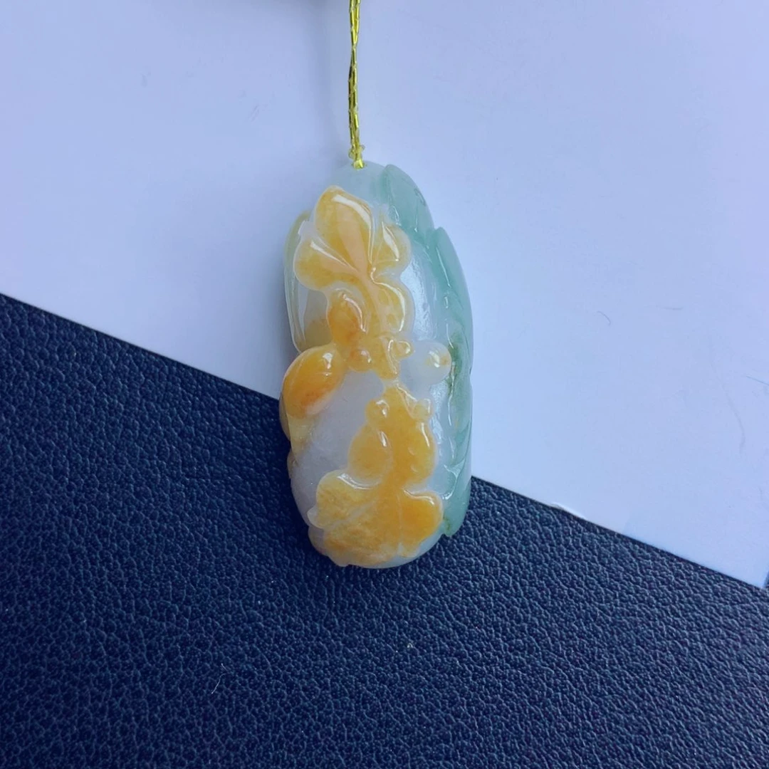 翡翠未镶嵌颈饰年年有余