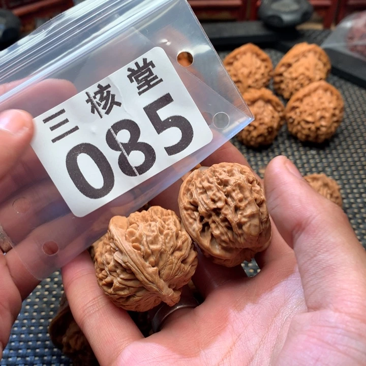 文玩核桃吊坠莲花