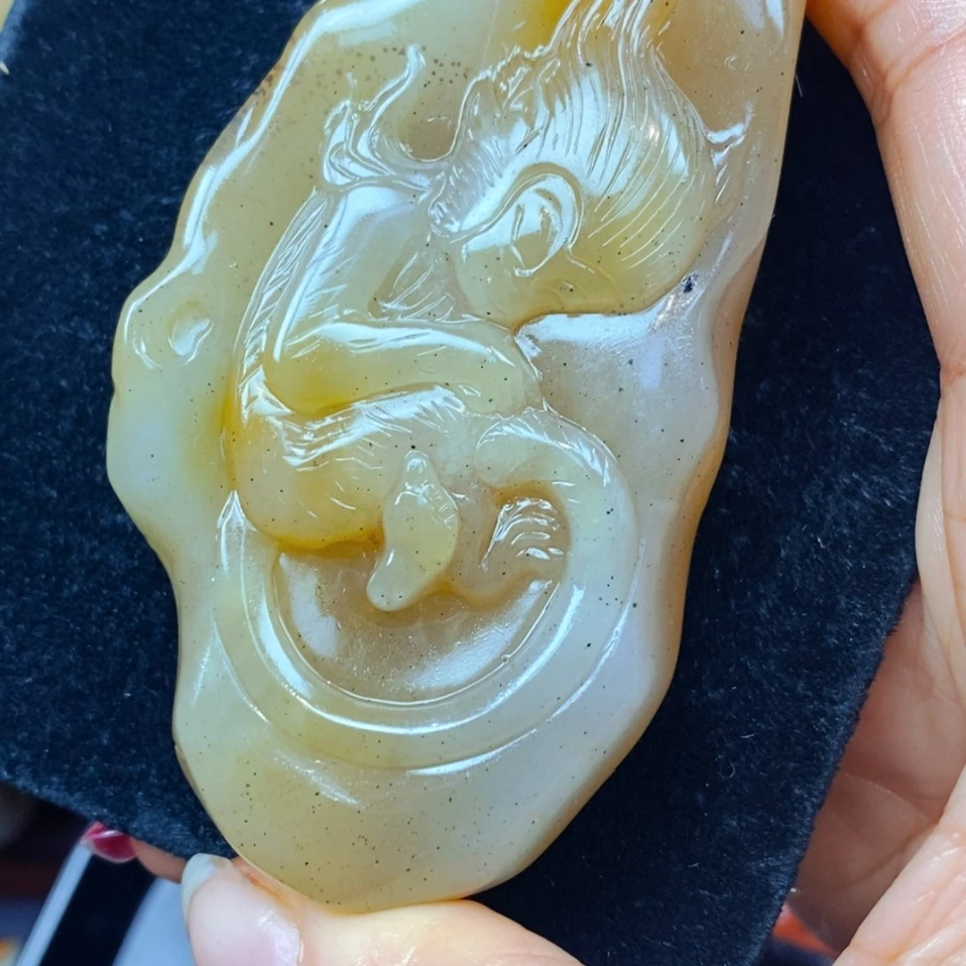 未镶嵌石英质玉（黄龙玉）颈饰