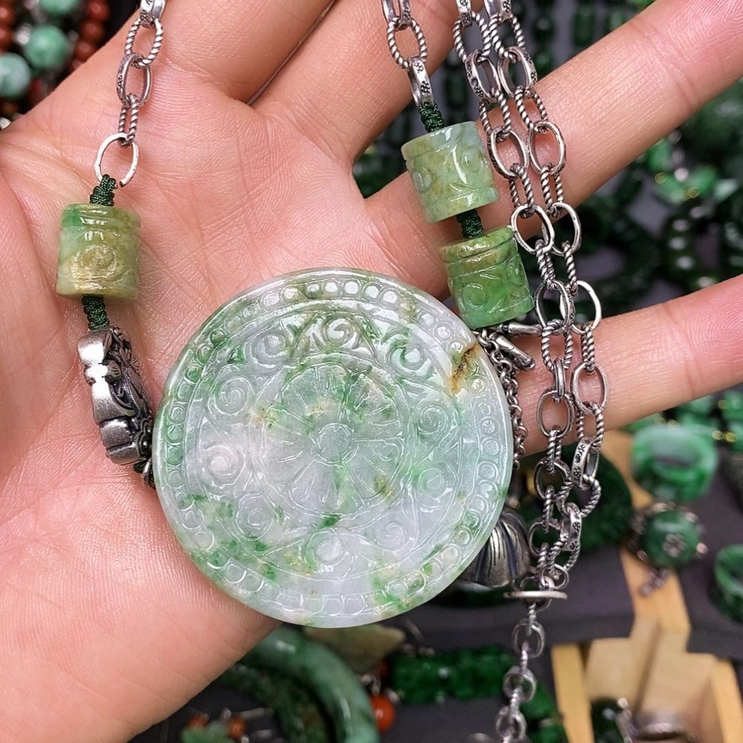 颈饰未镶嵌翡翠漂亮美眉