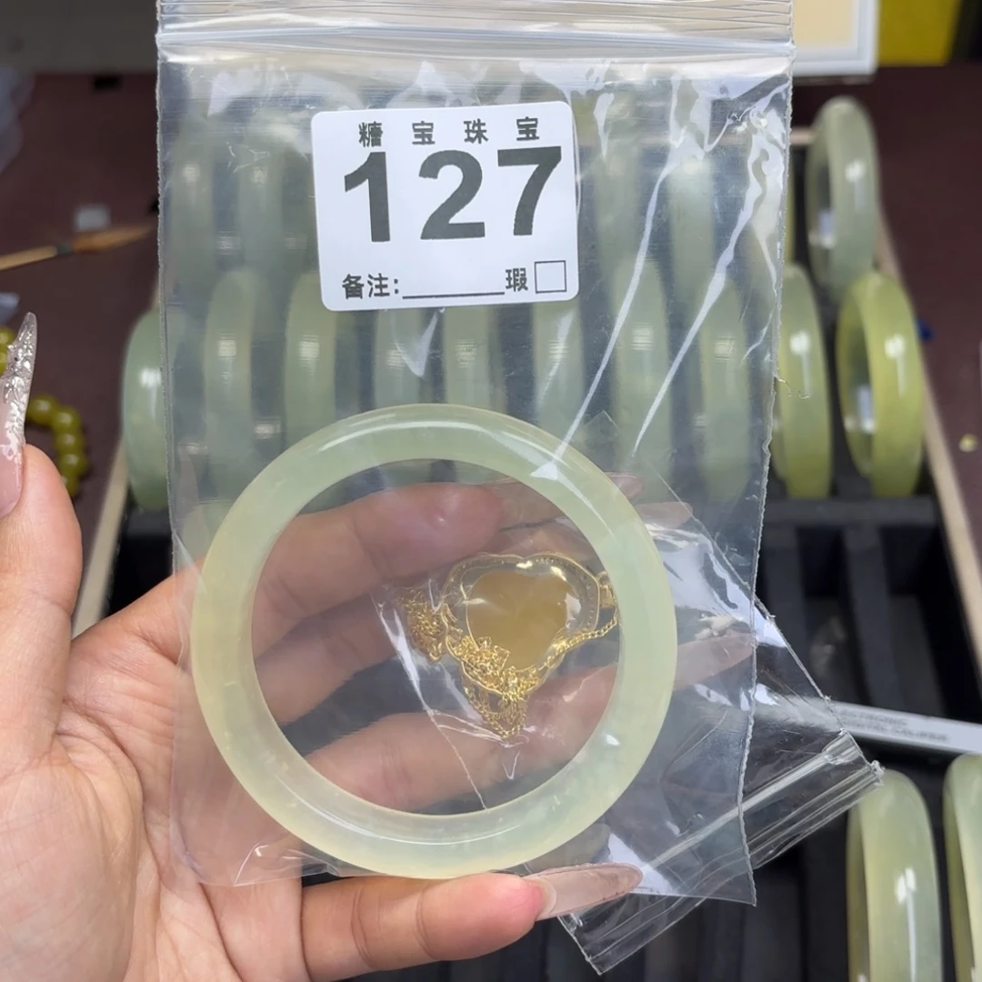 给***下蛇纹石玉未镶嵌手镯