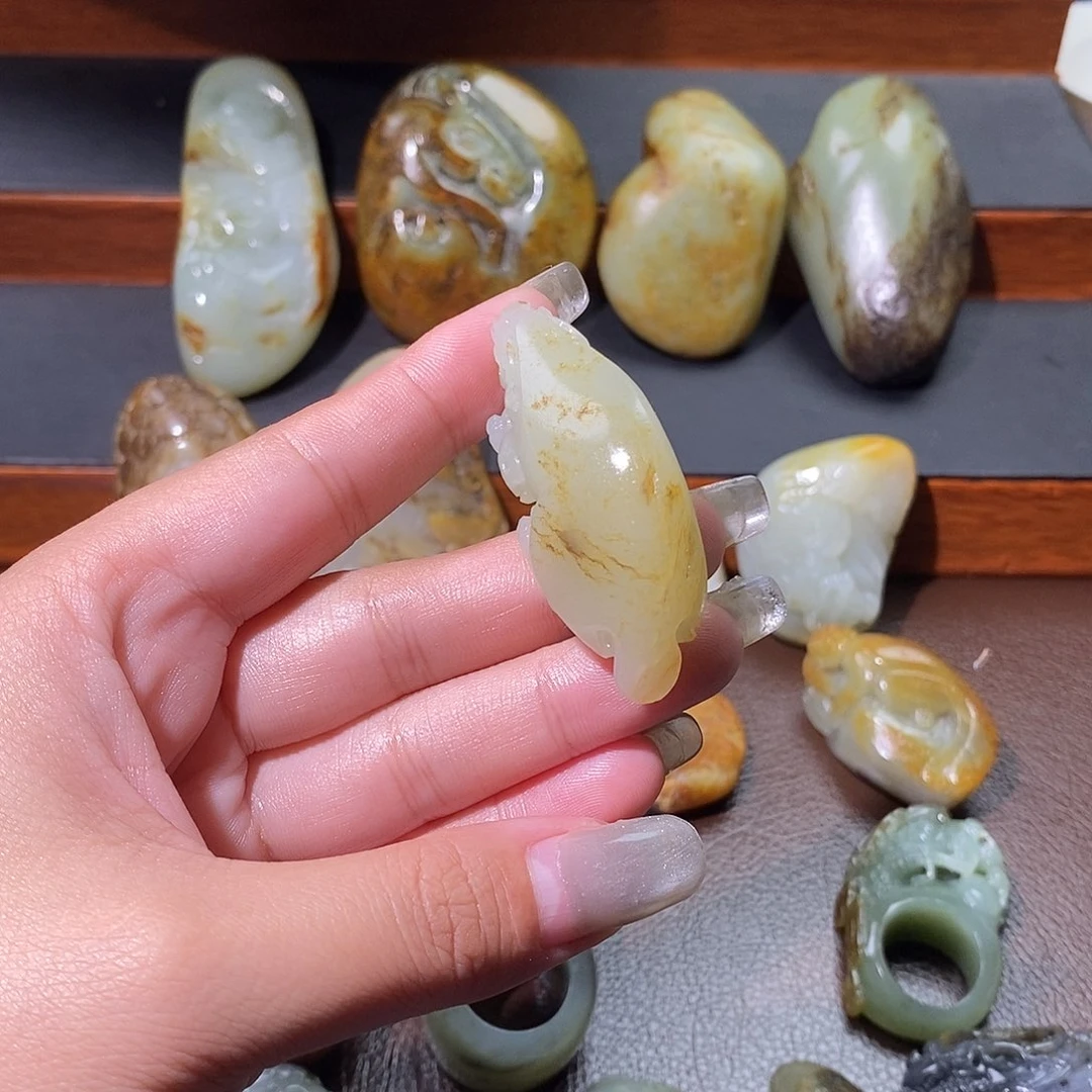 是***呀和田玉未镶嵌颈饰