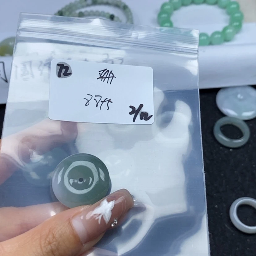 【闪购商品】翡翠颈饰未镶嵌珊*