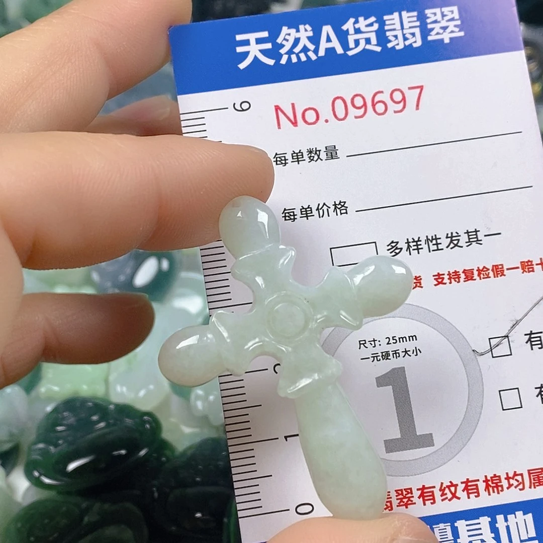 翡翠颈饰未镶嵌天然翡翠