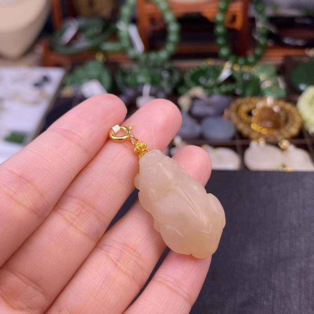 和田玉熟藕粉浓色老料貔貅清货价未镶嵌