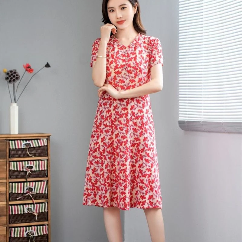 洋气中年妈妈连衣裙夏季新款时尚短袖中老年碎花裙子v领女装遮肚