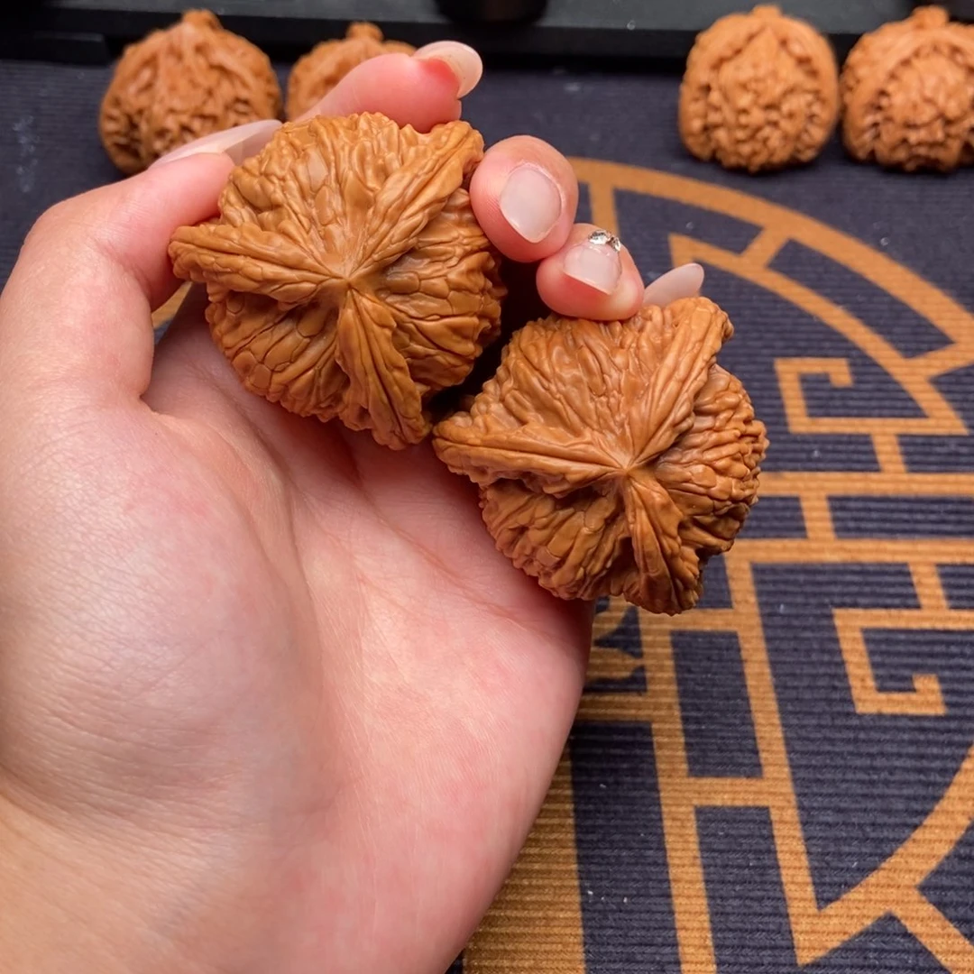 文玩核桃吊坠白狮子正奔