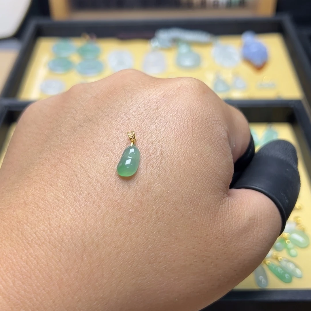 翡翠18K金镶嵌颈饰豆子