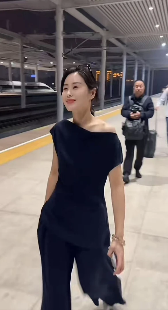 Miss huo 夏款一字肩套装 A  9958