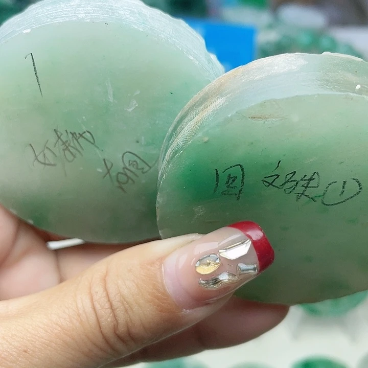 未镶嵌定制石英质玉（非洲翠）大**悲