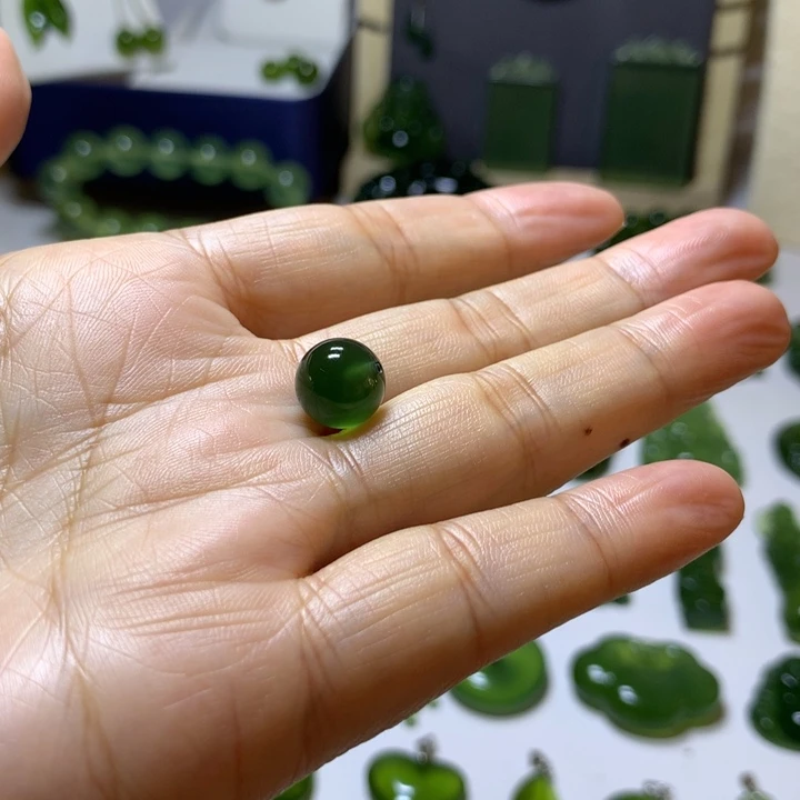 初***夏岫玉未镶嵌颈饰吊坠