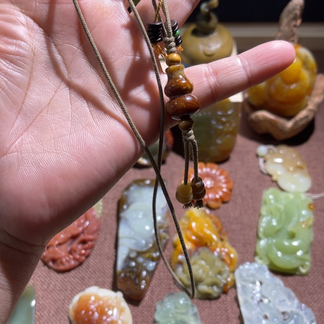 蛇纹石玉未镶嵌颈饰