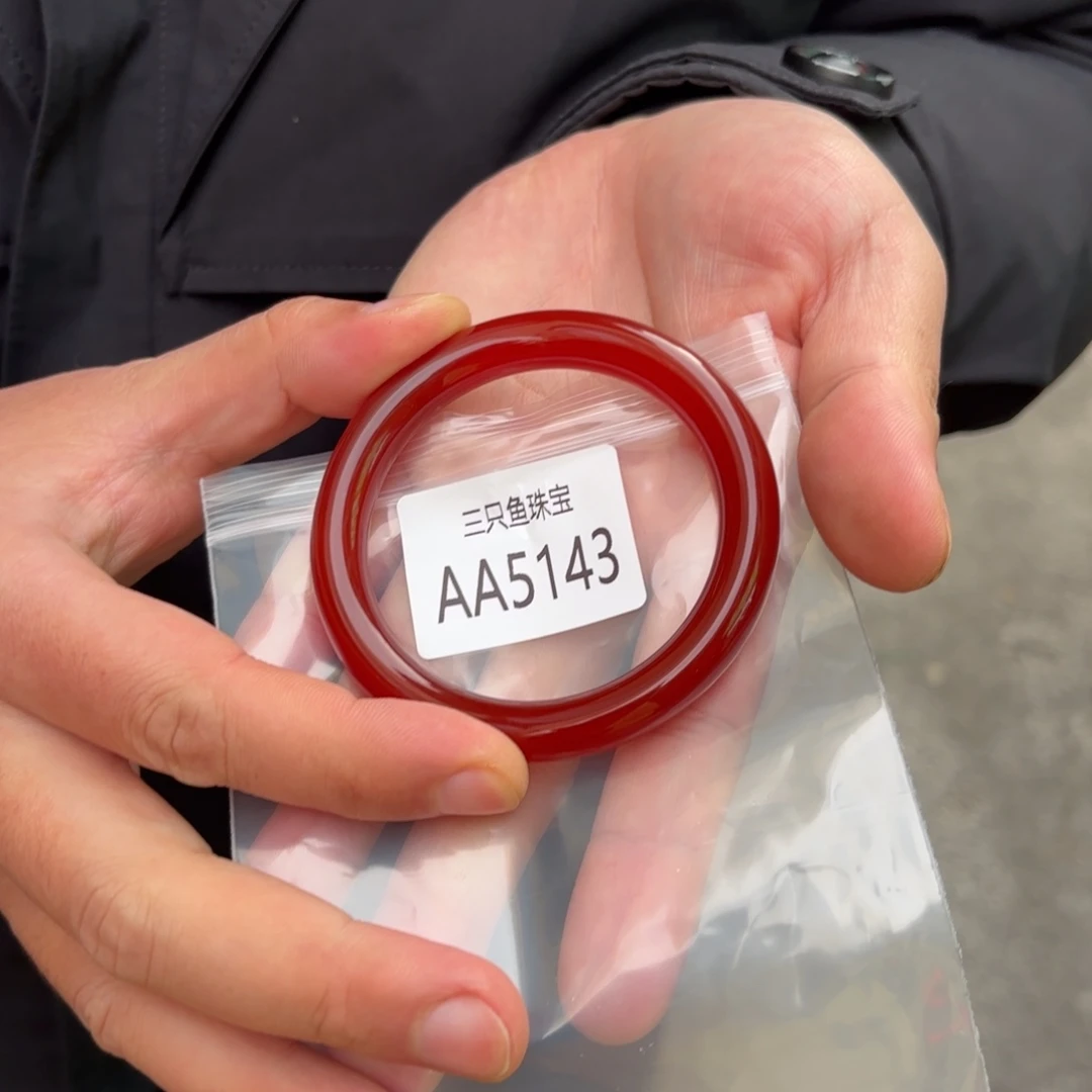 吉***雅玛瑙/玉髓未镶嵌手镯