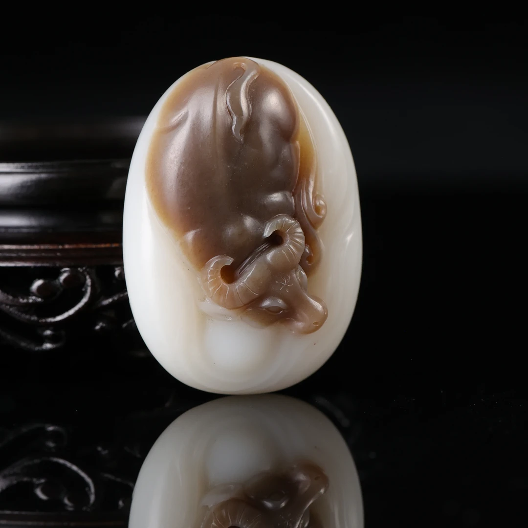 和田玉糖白玉巧雕牛转乾坤挂坠2509020479