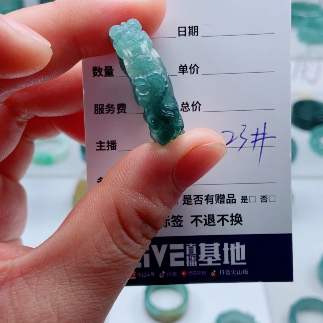 穿***手翡翠戒指未镶嵌翡翠