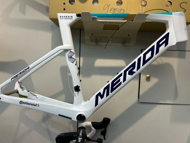 美利达瑞克多team车架 7170电变 潘塔尼一体把 涂酷斯碳纤维轮组