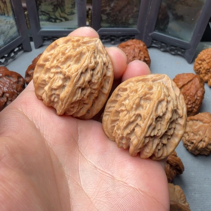 文玩核桃吊坠白狮子38