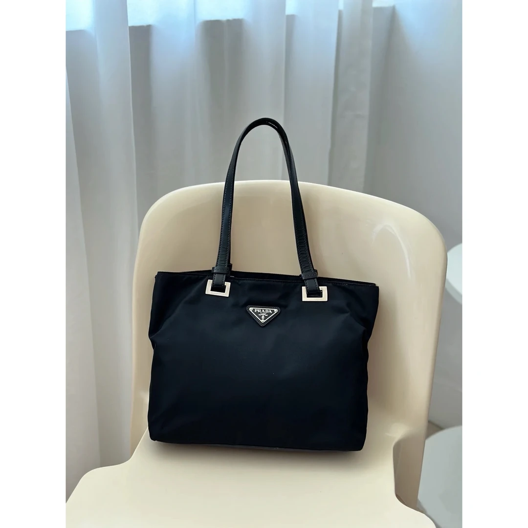 95新 Prada/普拉达 尼龙拼皮菜篮子托特腋下包