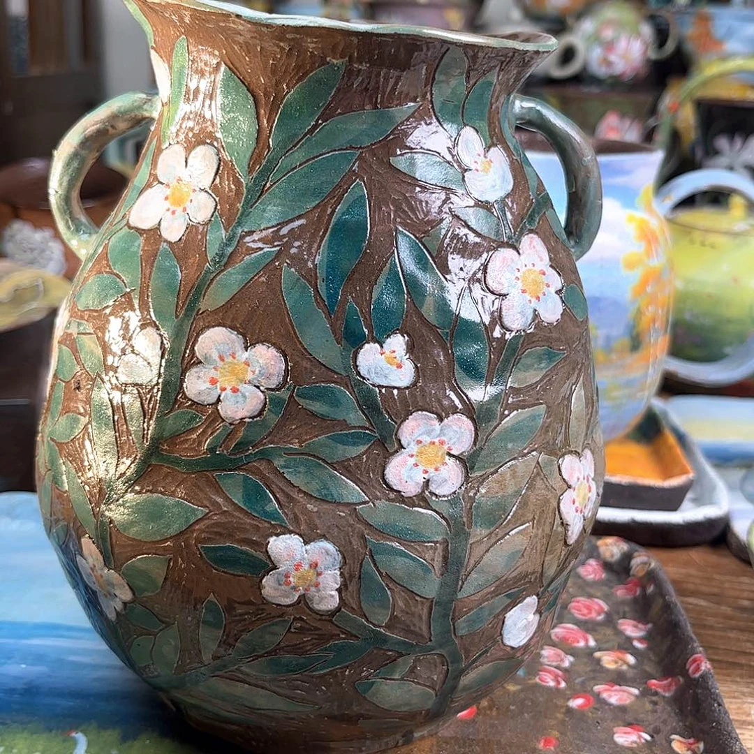 碟红**?釉下五彩斑斓色彩