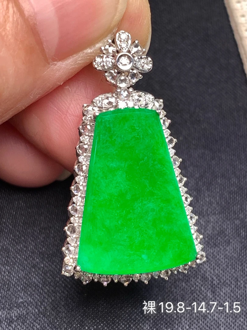 满绿翡翠无事牌吊坠 颜色阳 品质不错 镶嵌精致