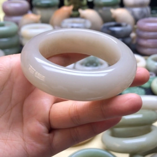 石英质玉手镯未镶嵌