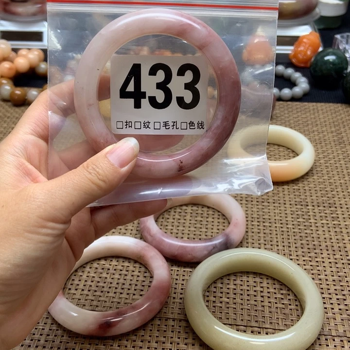 石英质玉手镯未镶嵌人***女