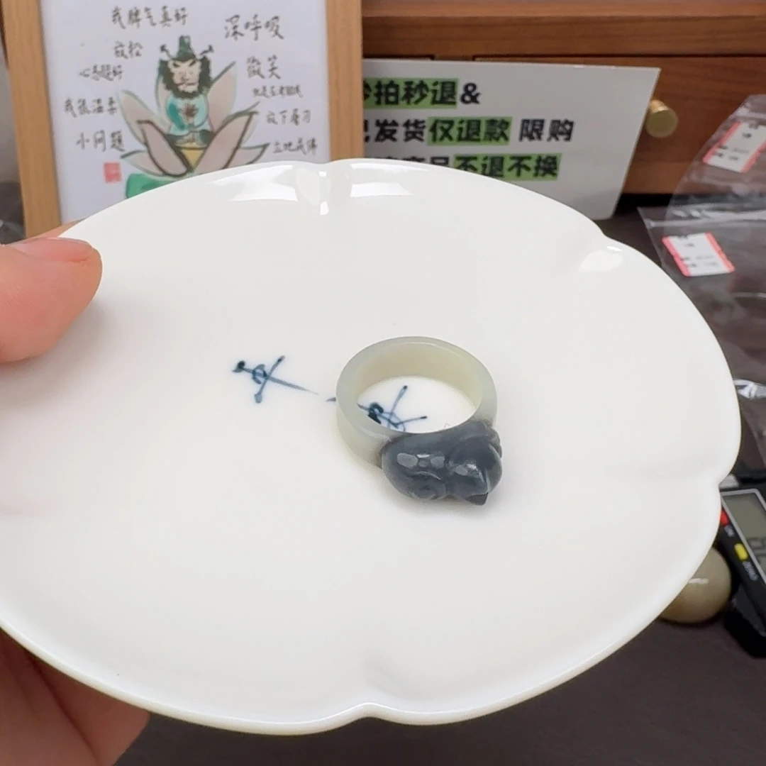 依***姐和田玉未镶嵌颈饰